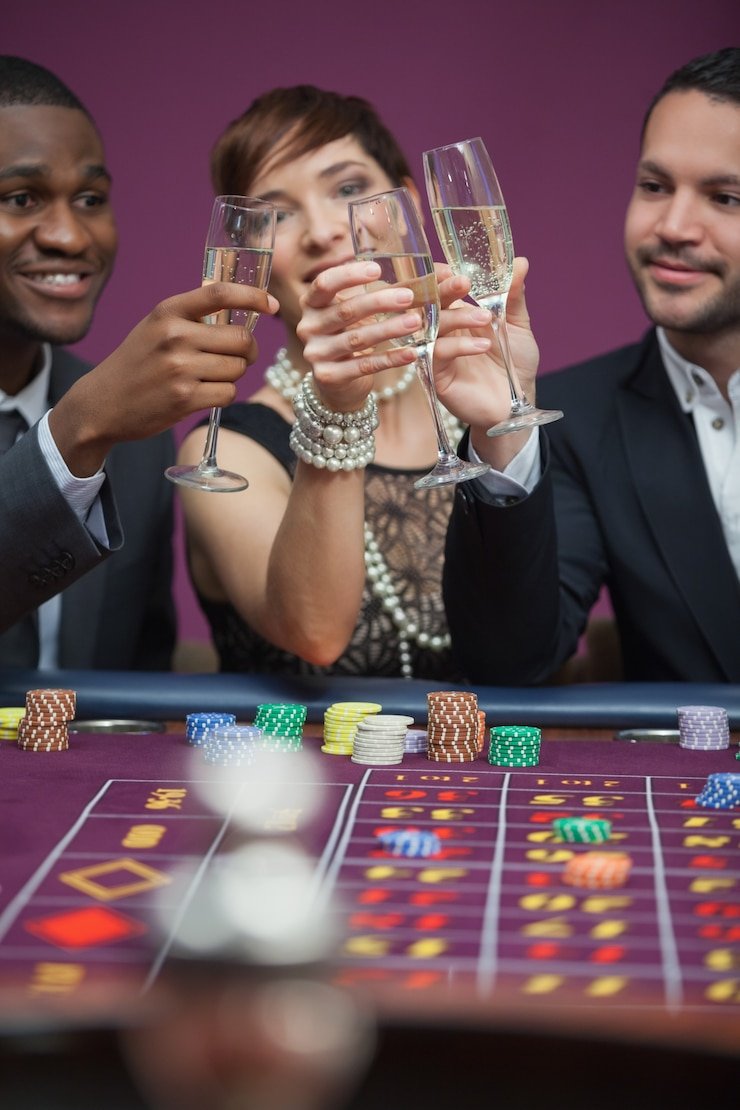 Antarmuka aplikasi mobile kipertoto menampilkan live-dealer blackjack dan meja roulette